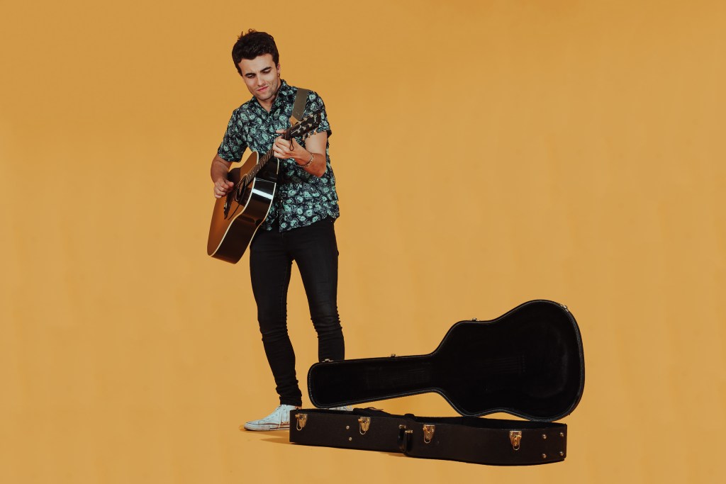 «Luces de Ciudad» es el primer álbum de Gerard&nbsp;Martín