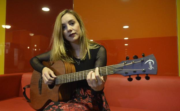 «Fría sentencia» es lo último de Carmesí